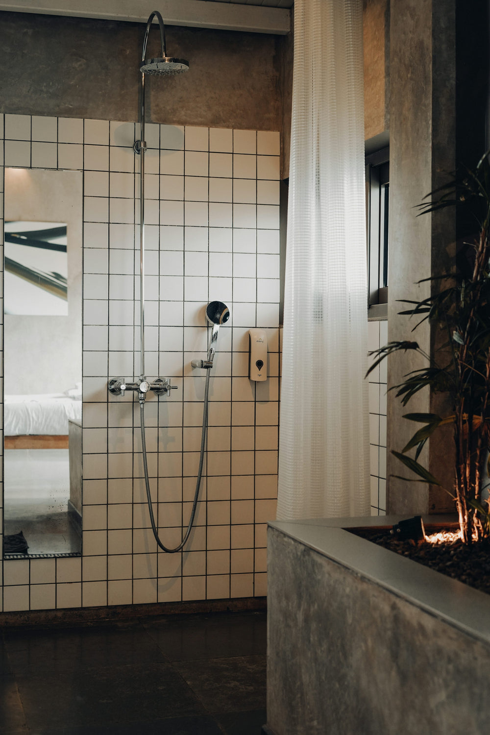 Badkamer met duidelijke tegelvoegen rond de douche