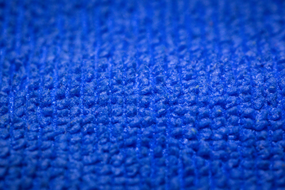 Objectgerichte detailfoto van een blauwe microvezeldoek