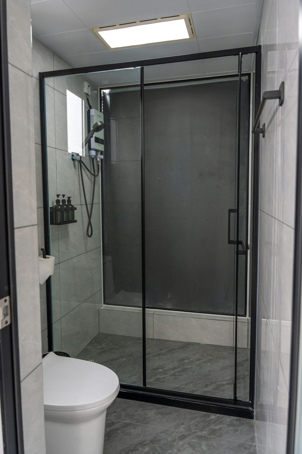 Nette lichte badkamer met glazen douchewand