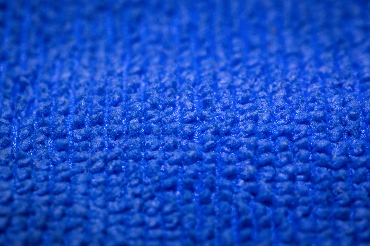 Objectgerichte detailfoto van een blauwe microvezeldoek