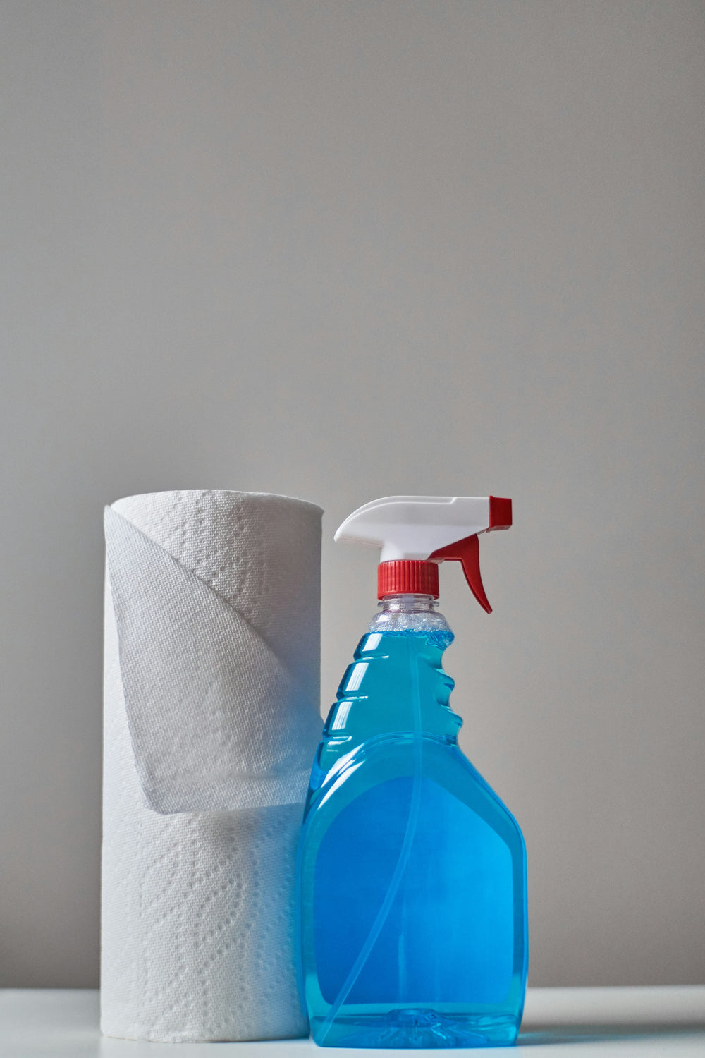 Schoonmaakspray en doek voor het streeploos wassen van ramen