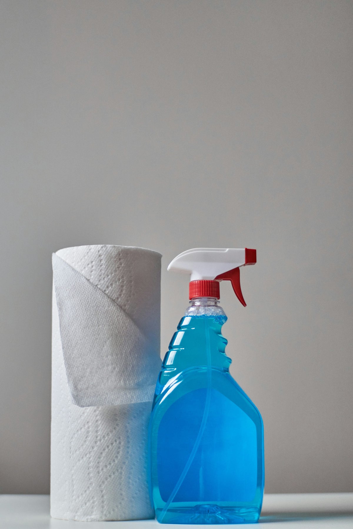 Schoonmaakspray en doek voor het streeploos wassen van ramen